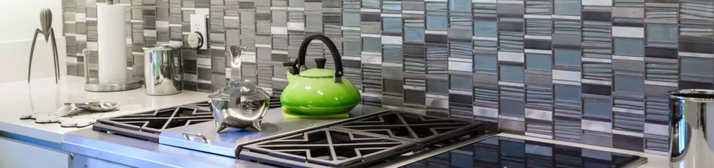 TREND SPOTLIGHT: GLASS SUBWAY TILE BACKSPLASH