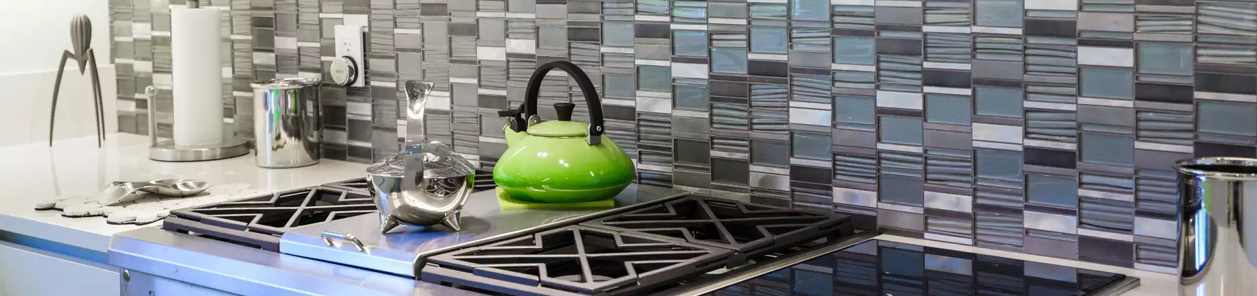 TREND SPOTLIGHT: GLASS SUBWAY TILE BACKSPLASH